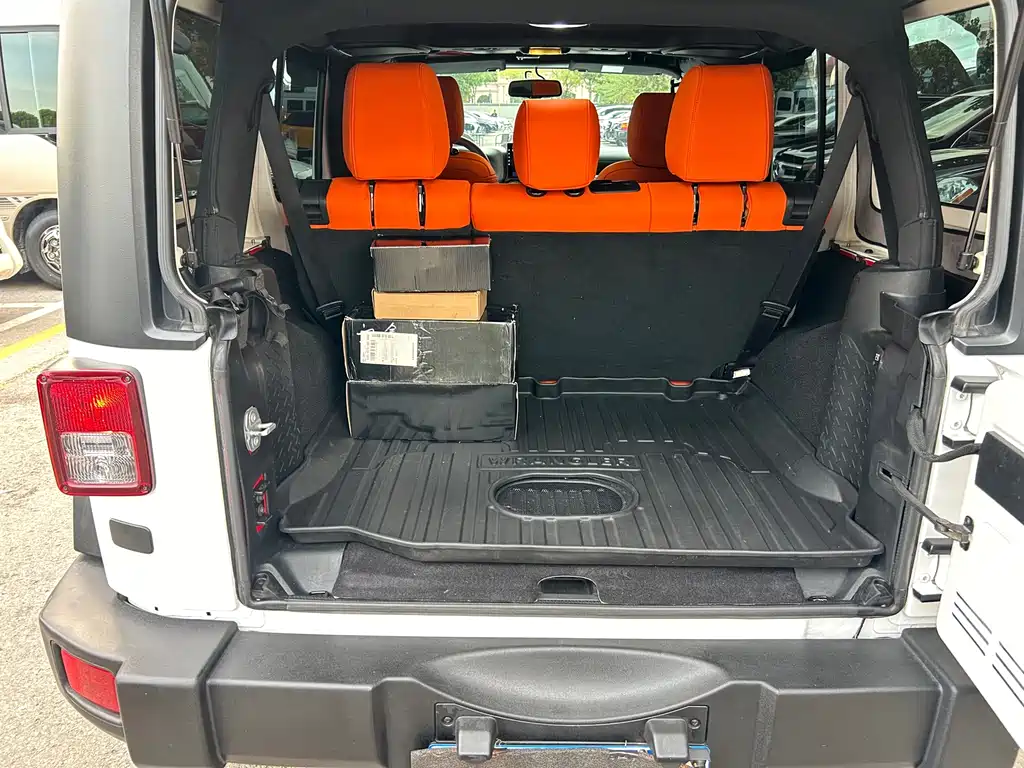 Jeep Wrangler — фото 11