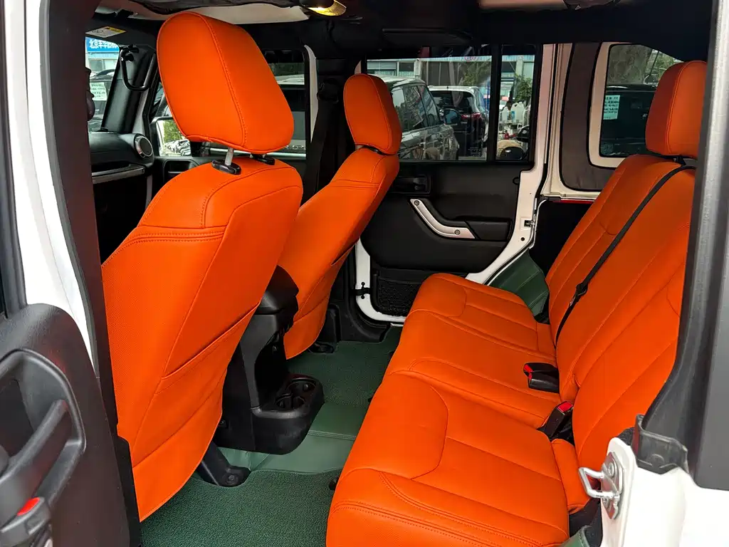 Jeep Wrangler — фото 8