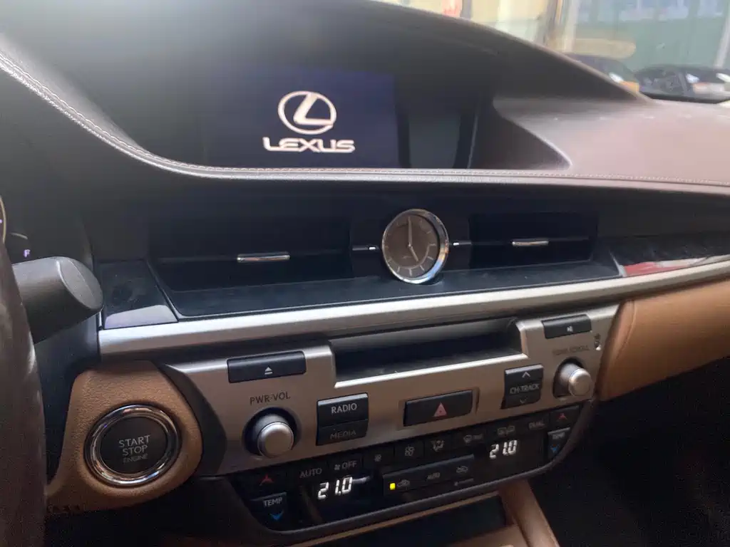 Lexus ES — фото 14