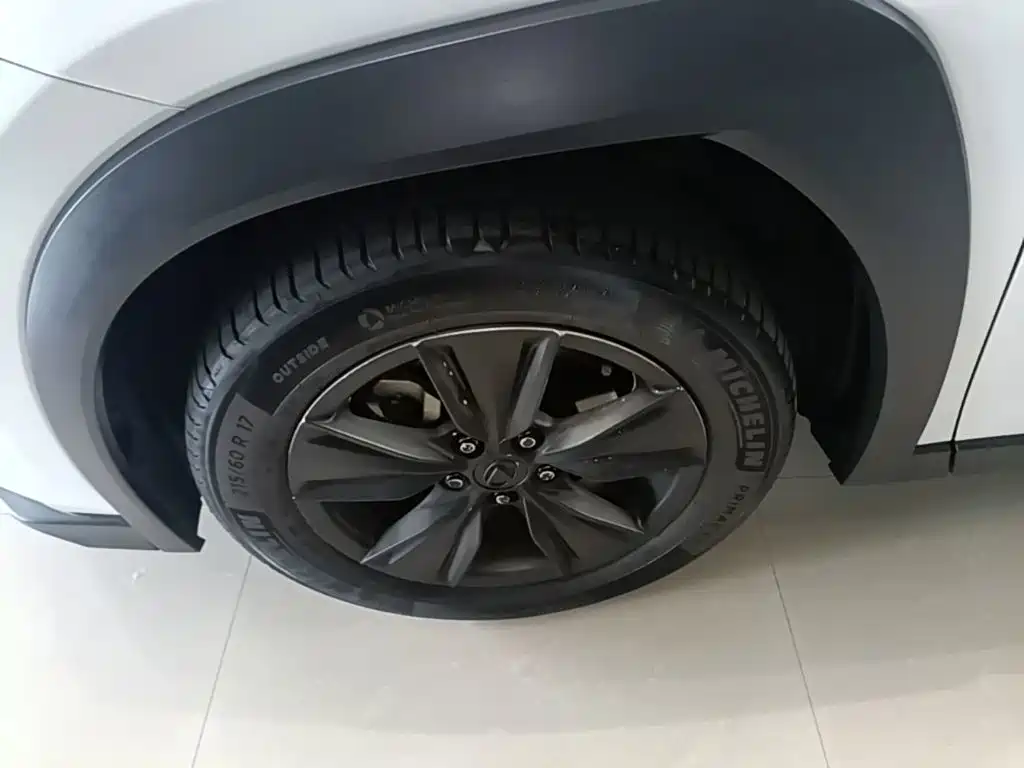 Lexus UX — фото 25