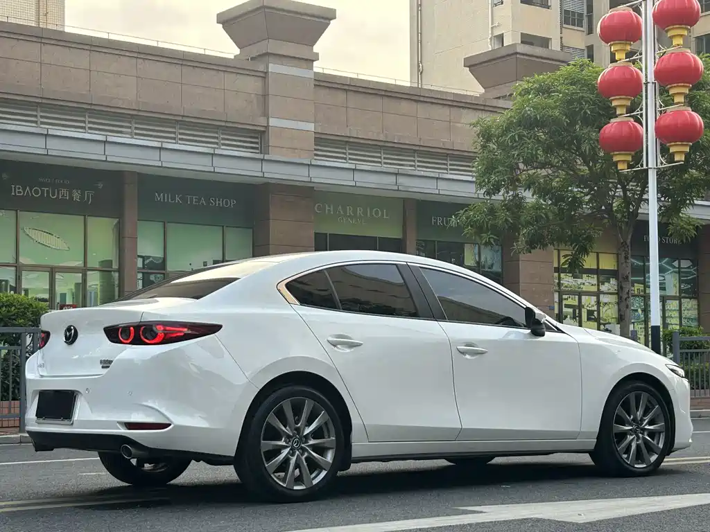 Mazda 3 Axela — фото 4
