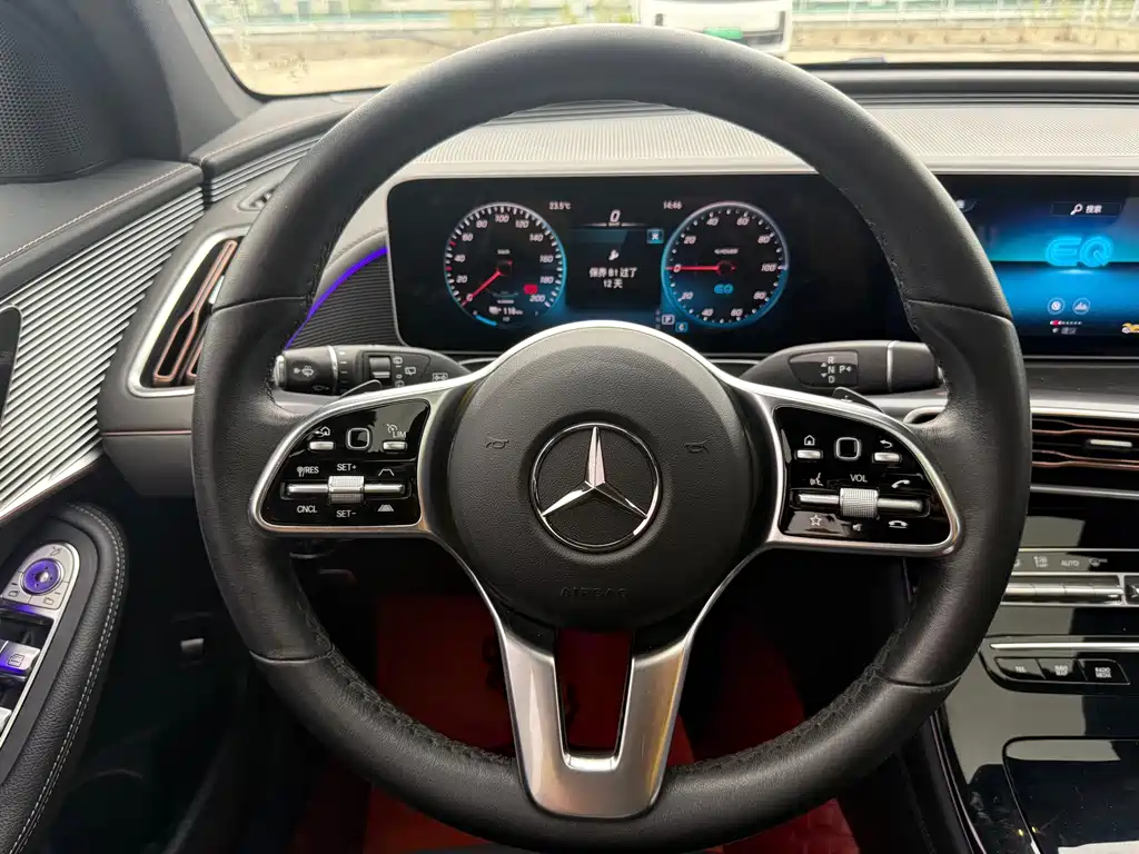 Mercedes-Benz EQC — фото 15