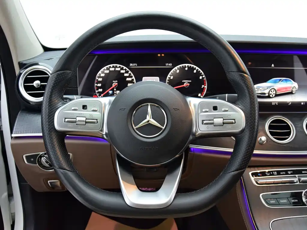 Mercedes-Benz E-Class — фото 11
