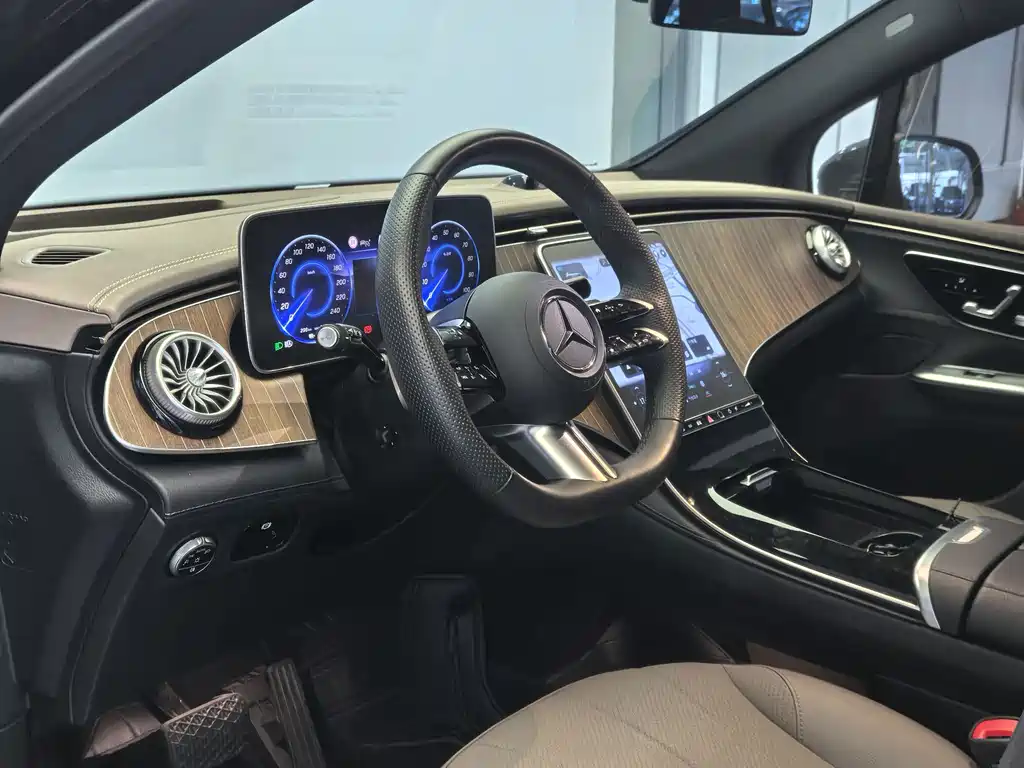 Mercedes-Benz EQE SUV — фото 11