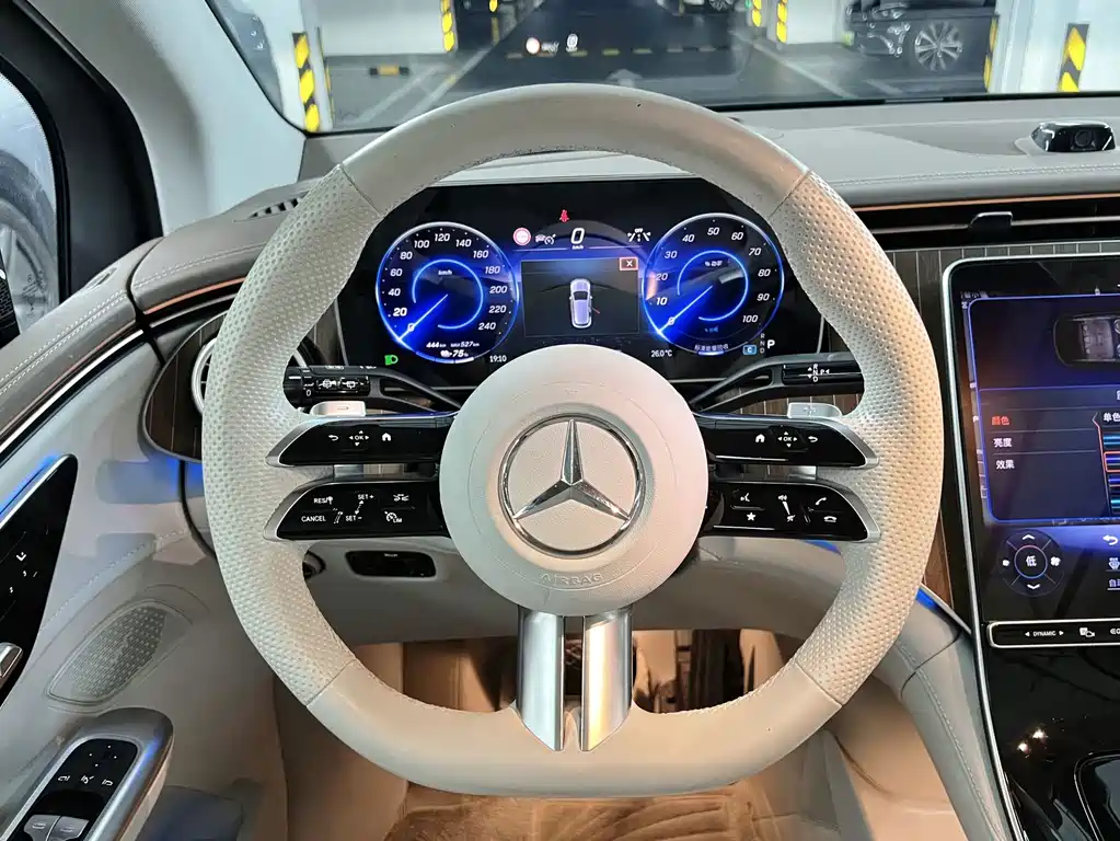 Mercedes-Benz EQE SUV — фото 11
