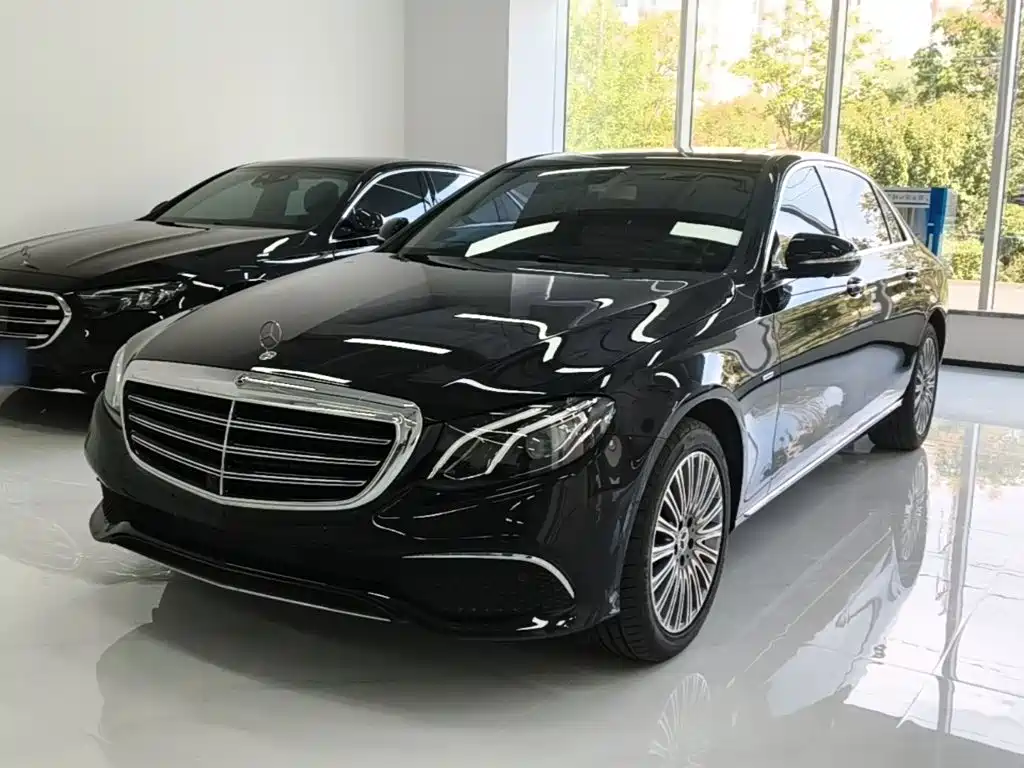 Mercedes-Benz E-Class — фото 1