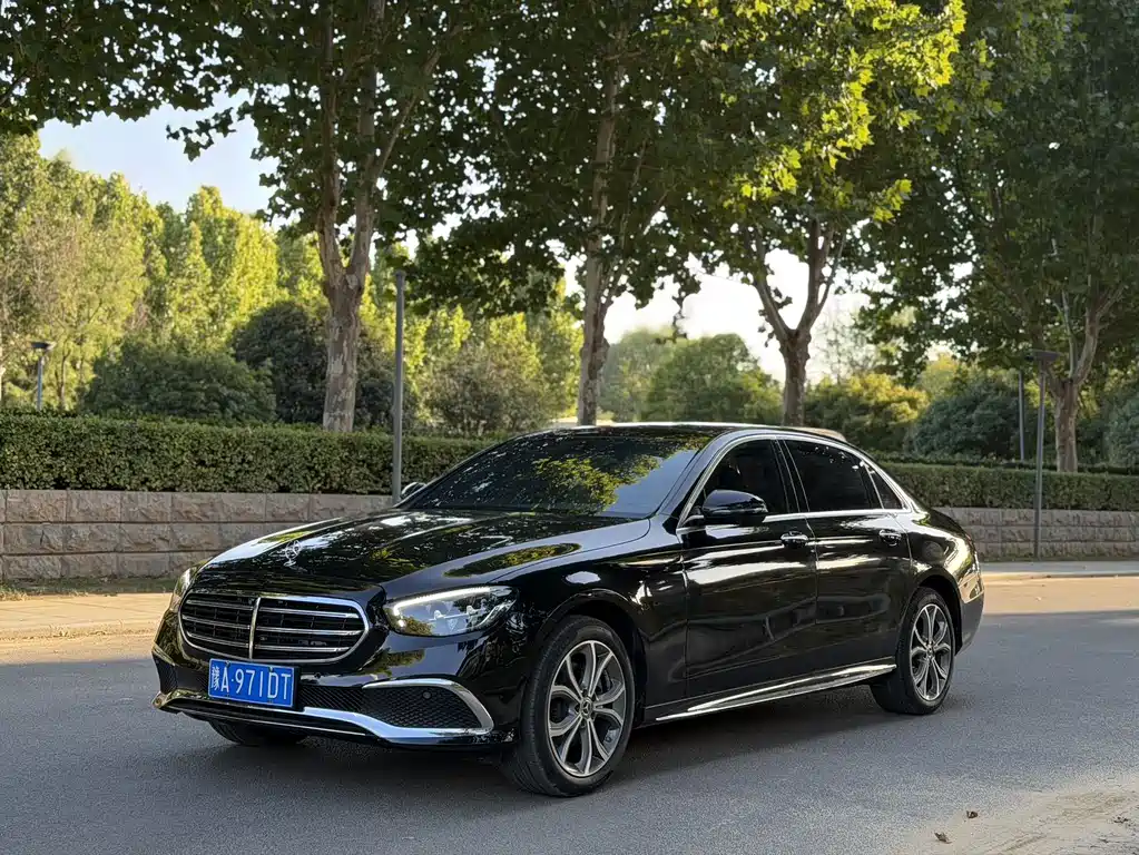 Mercedes-Benz E-Class — фото 1