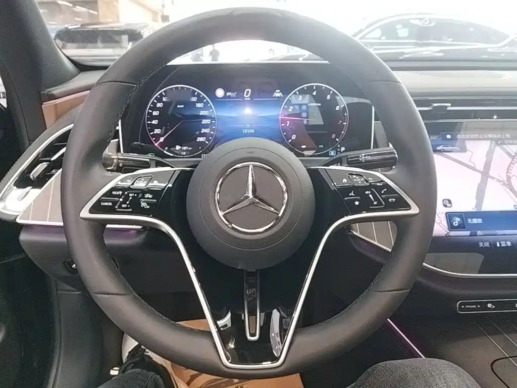 Mercedes-Benz E-Class — фото 11
