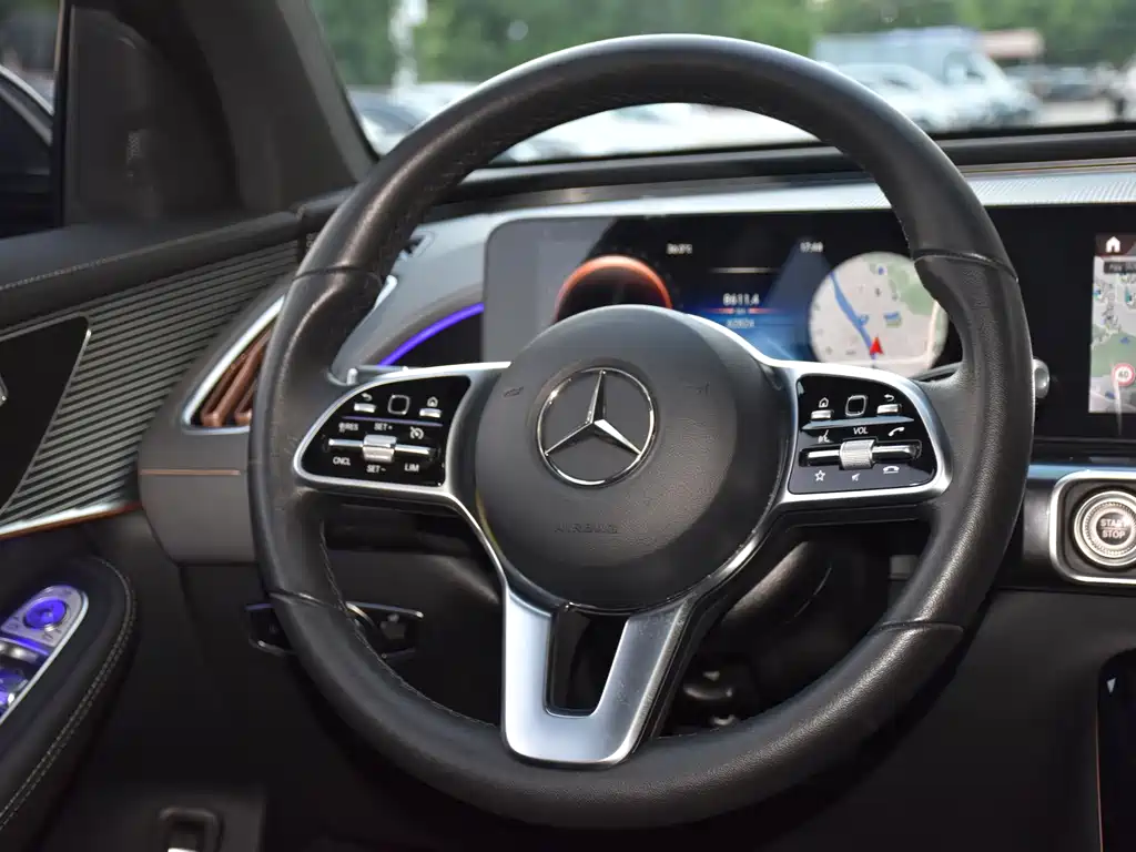 Mercedes-Benz EQC — фото 10