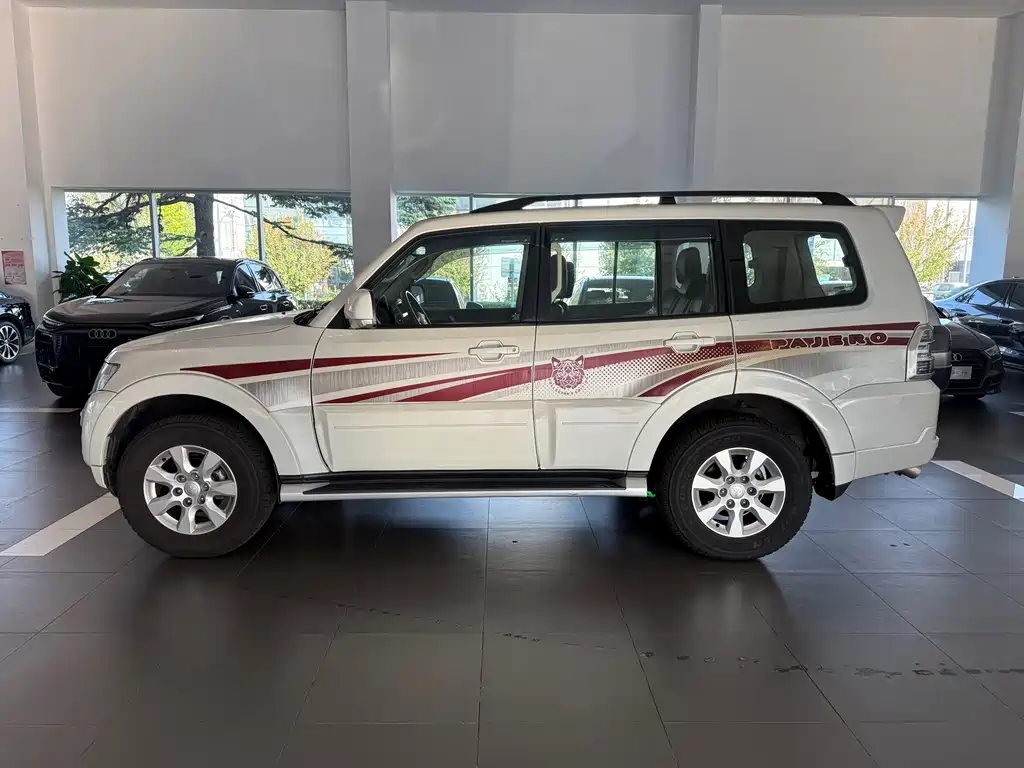 Mitsubishi Pajero (Import) — фото 3