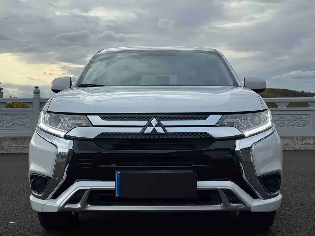 Mitsubishi Outlander — фото 2