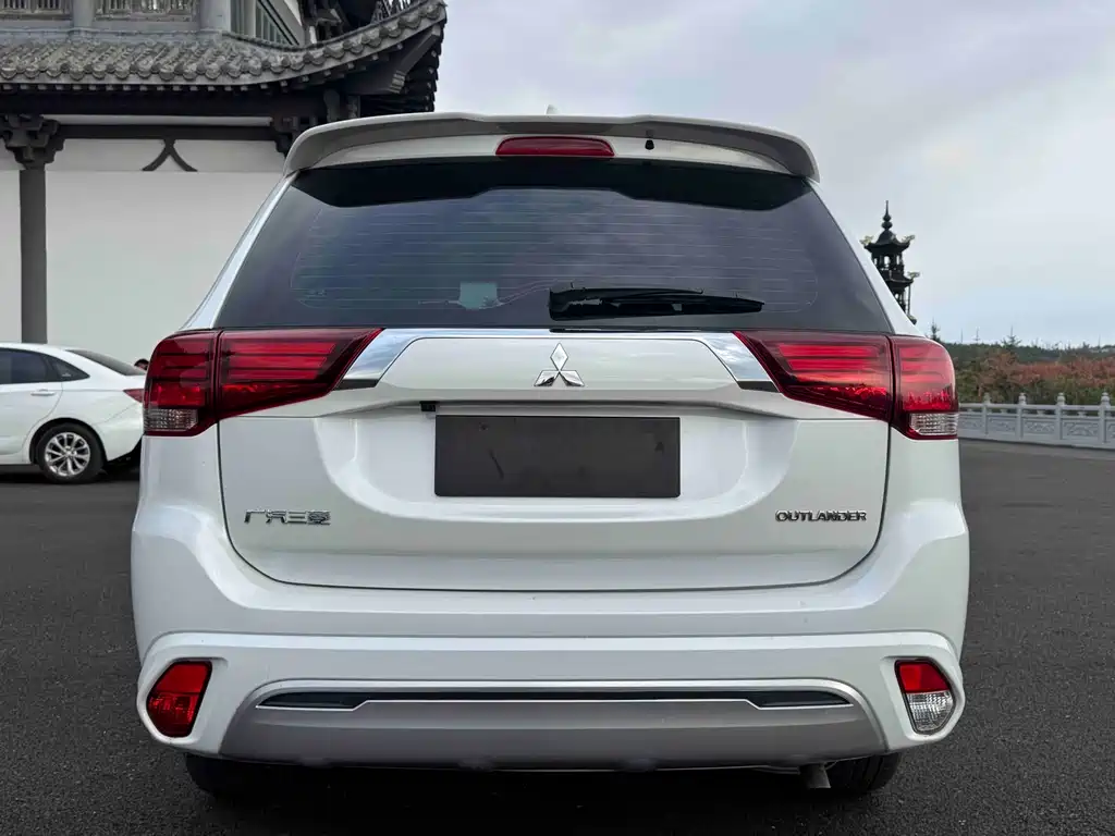 Mitsubishi Outlander — фото 5