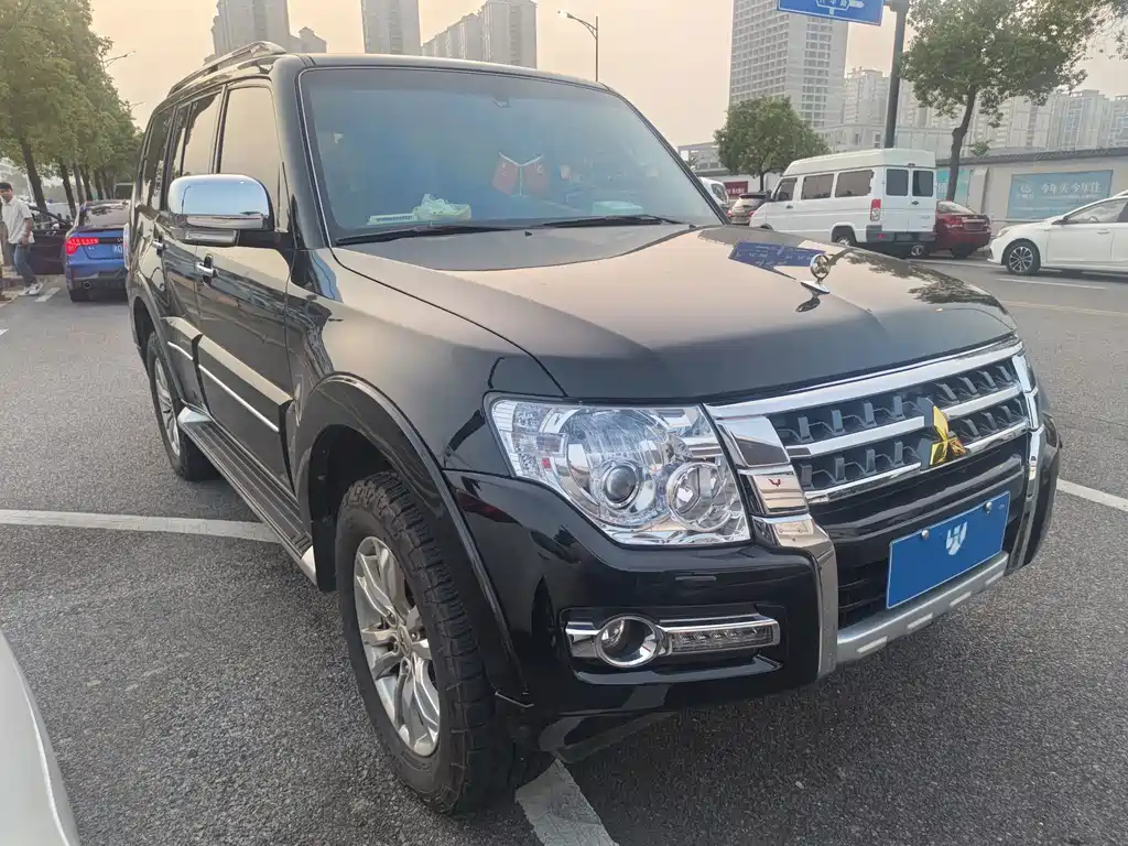 Mitsubishi Pajero (Import) — фото 3