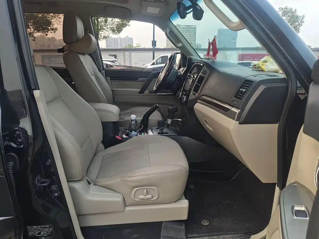 Mitsubishi Pajero (Import) — фото 10