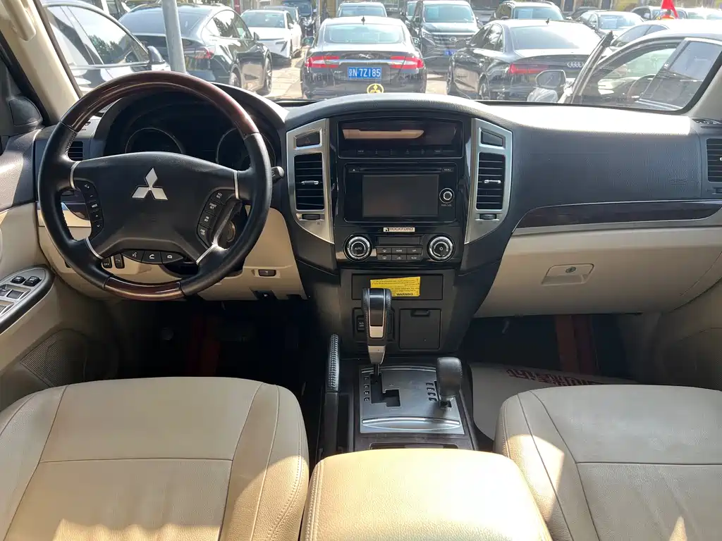 Mitsubishi Pajero (Import) — фото 10