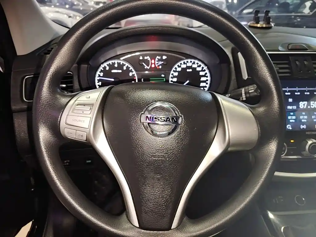 Nissan Tiida — фото 11