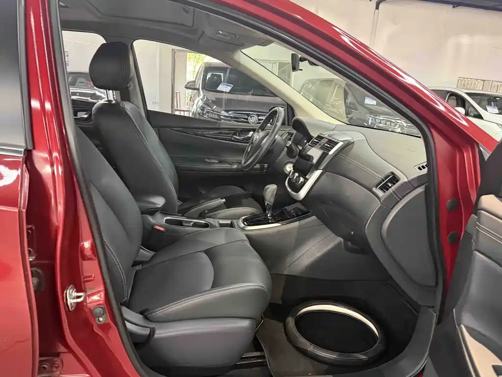 Nissan Tiida — фото 11