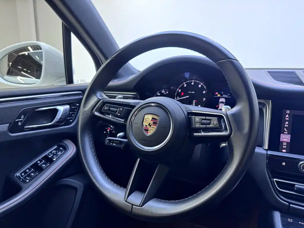 Porsche Macan — фото 14