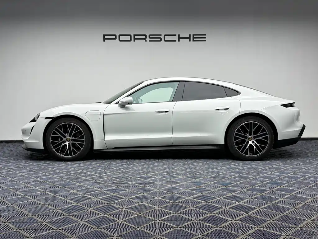 Porsche Taycan — фото 10