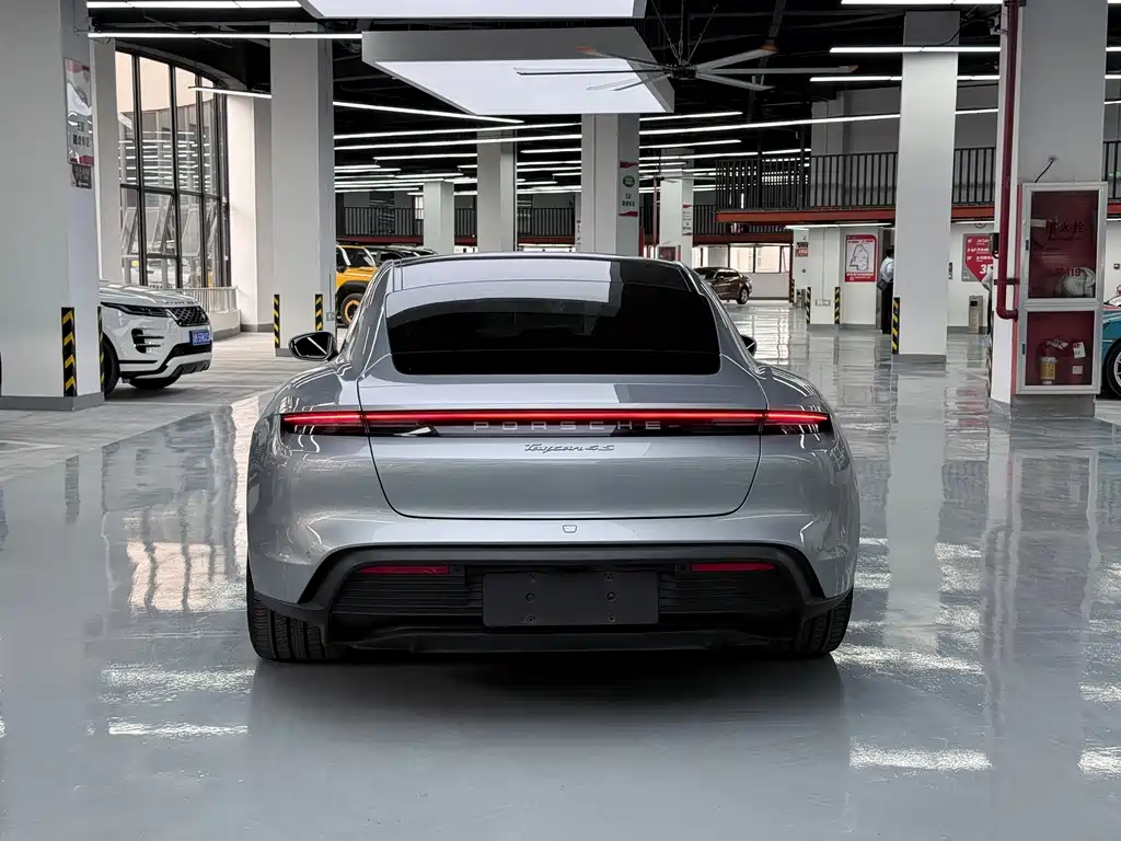 Porsche Taycan — фото 10