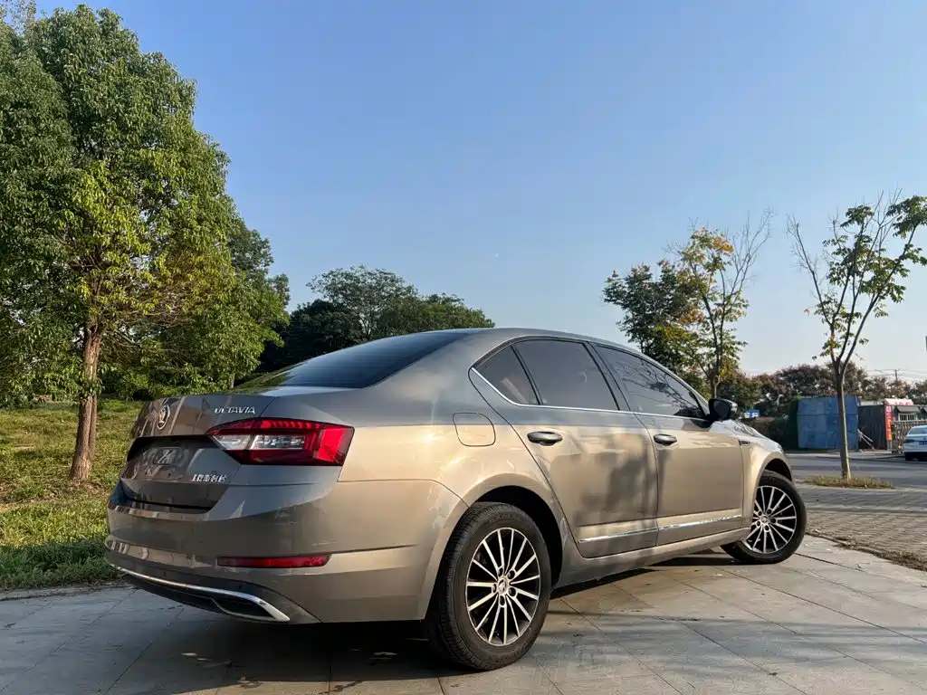 Skoda Octavia — фото 2