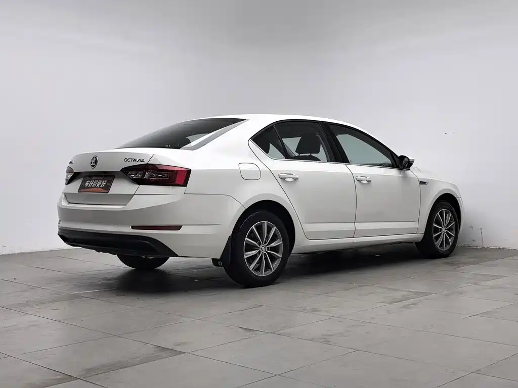 Skoda Octavia — фото 2