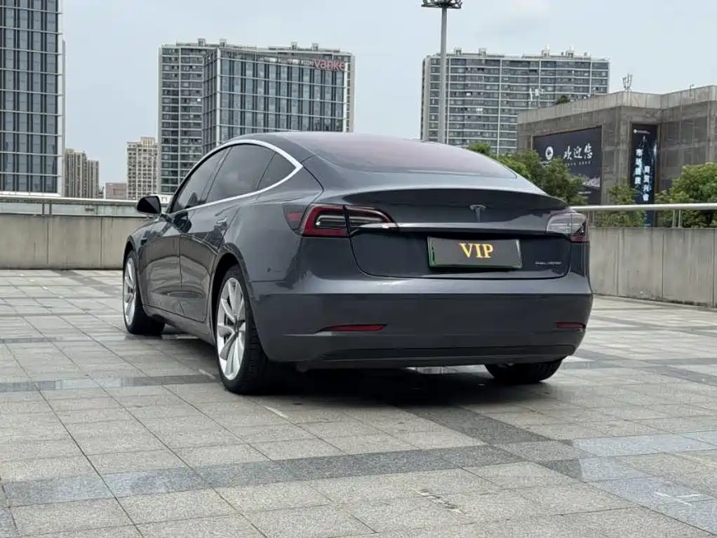 Tesla Model 3 — фото 14