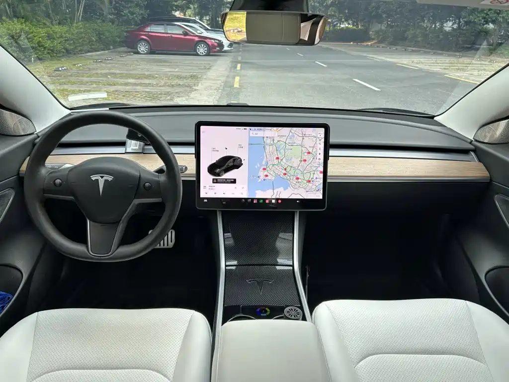 Tesla Model 3 — фото 10