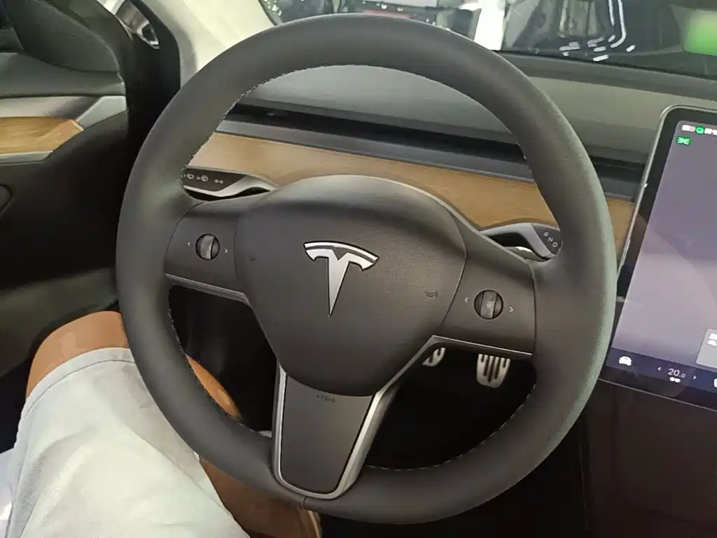Tesla Model 3 — фото 11