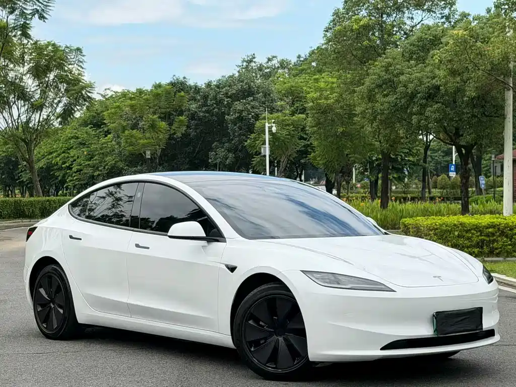 Tesla Model 3 — фото 3
