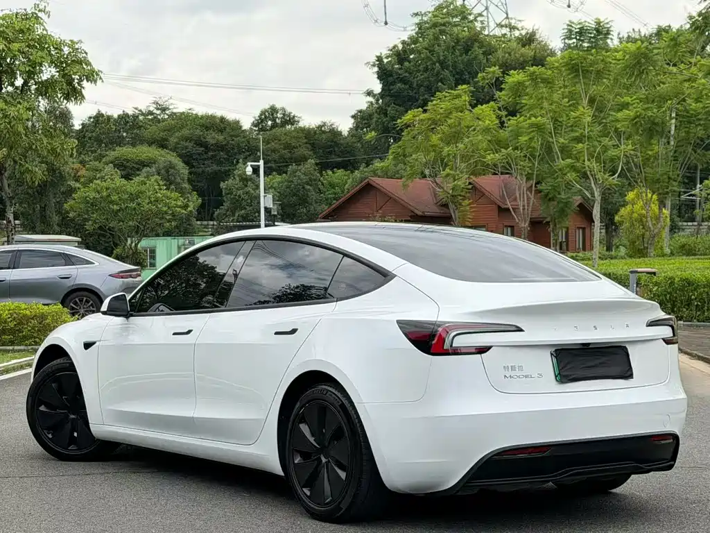 Tesla Model 3 — фото 4