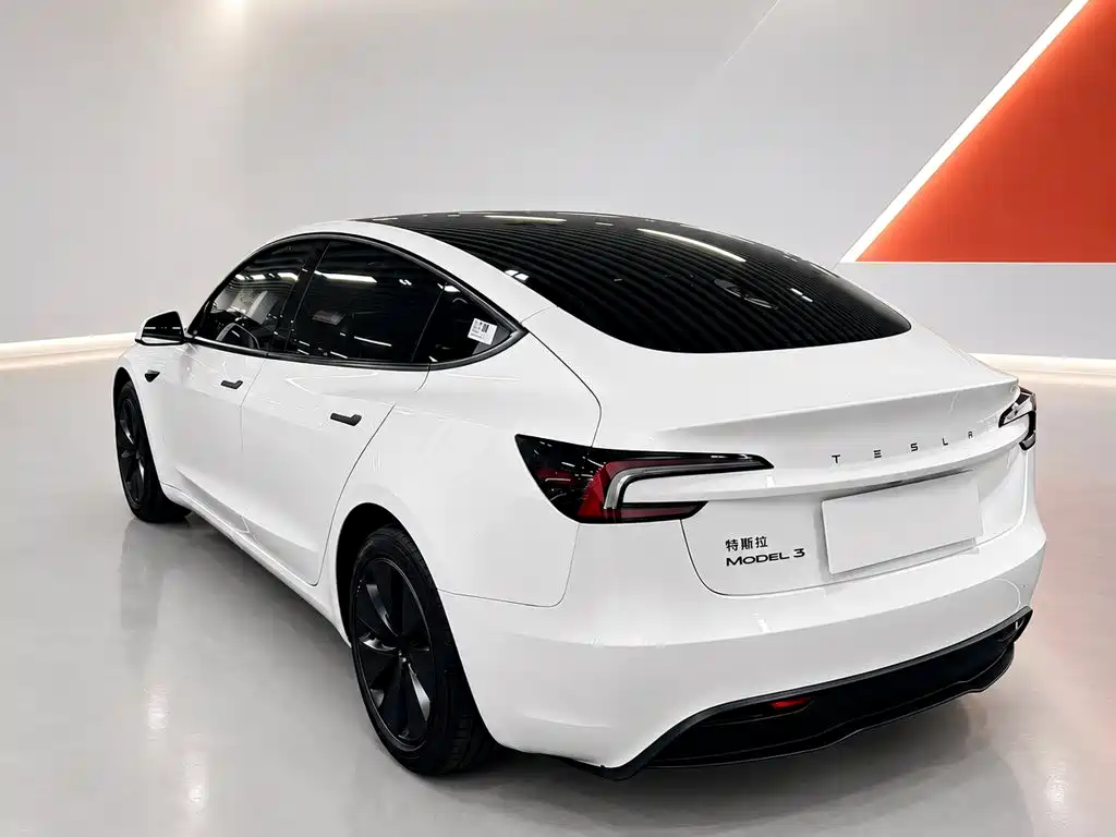Tesla Model 3 — фото 4
