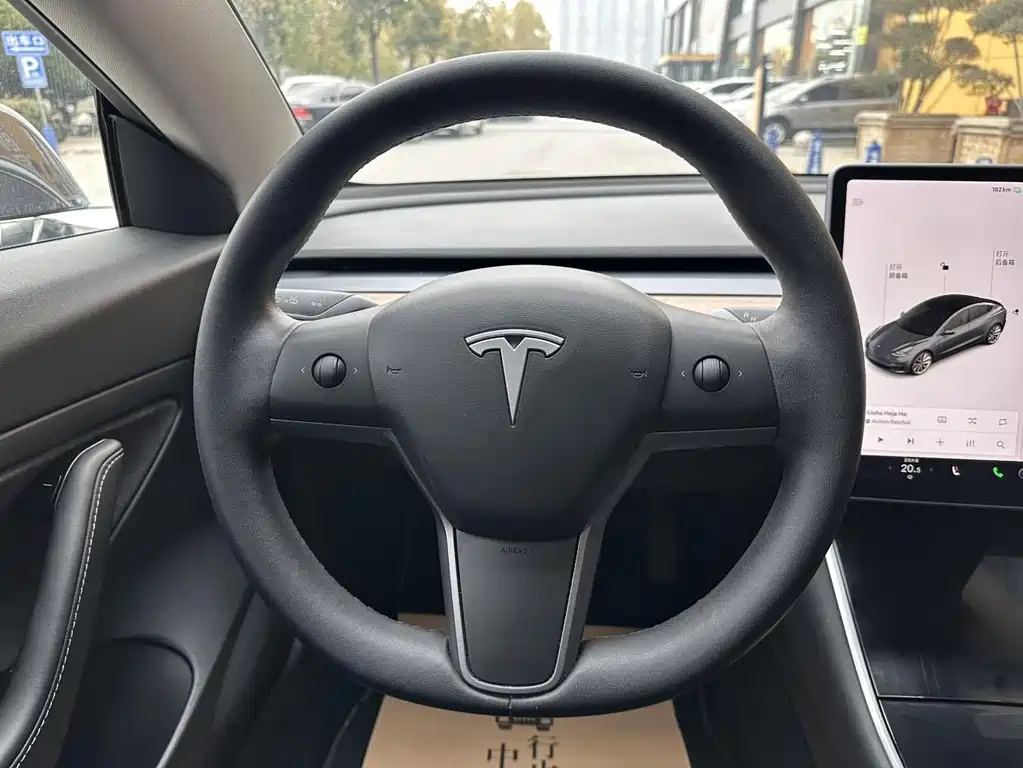 Tesla Model 3 — фото 14