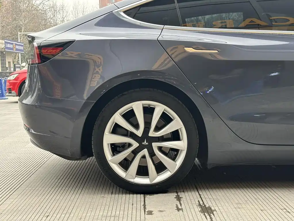 Tesla Model 3 — фото 19