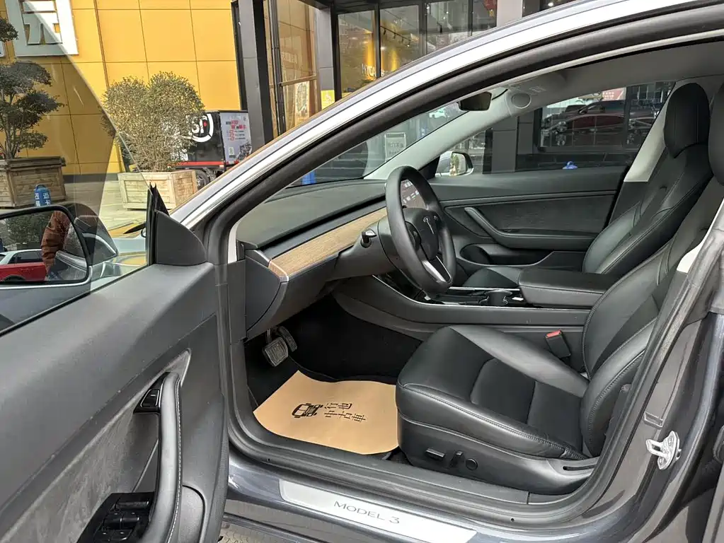Tesla Model 3 — фото 25