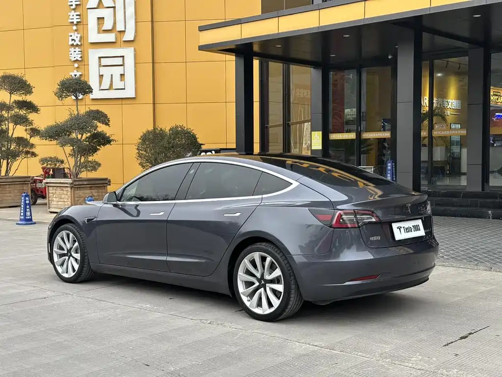 Tesla Model 3 — фото 4