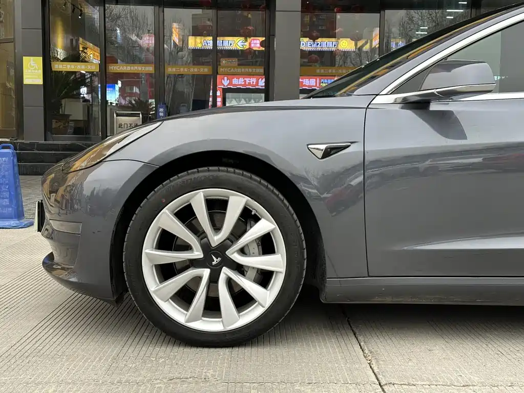 Tesla Model 3 — фото 8