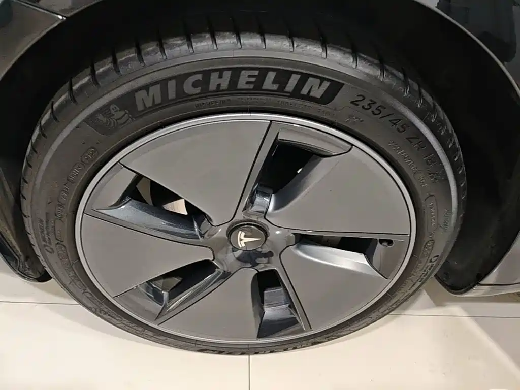 Tesla Model 3 — фото 23