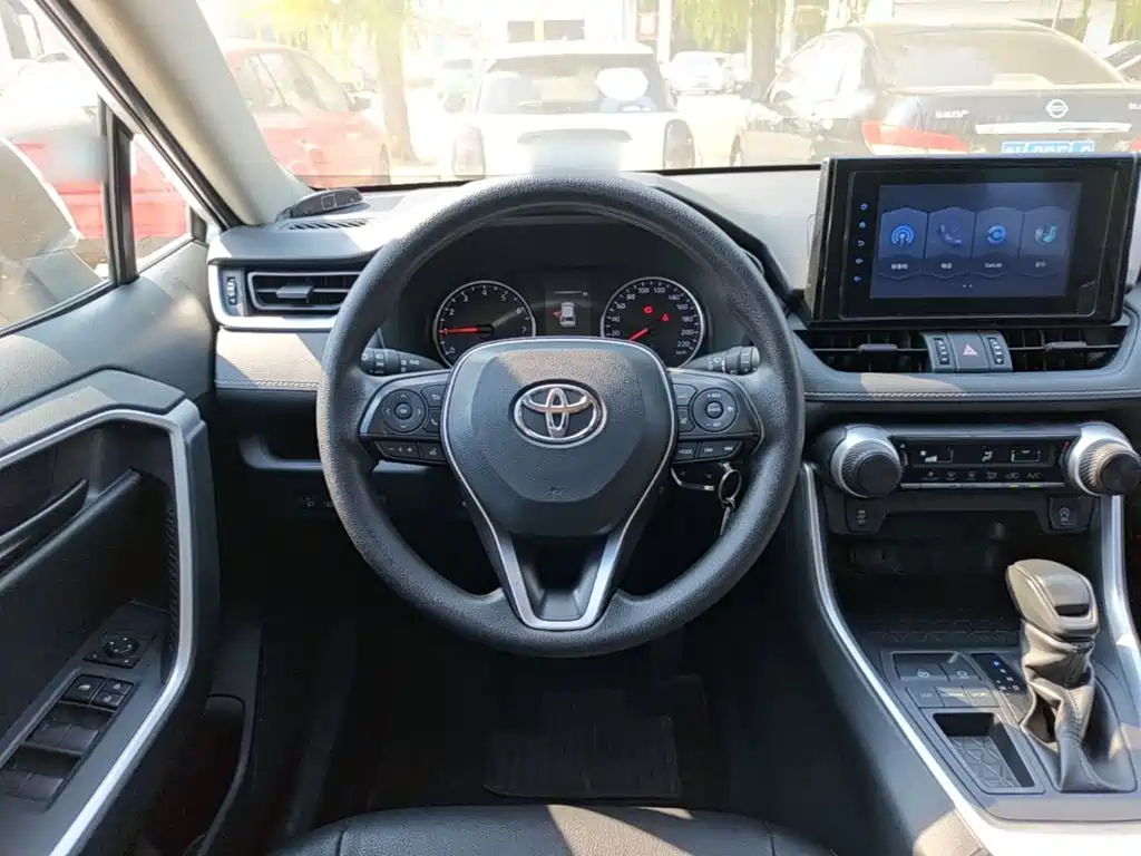 Toyota RAV4 — фото 11
