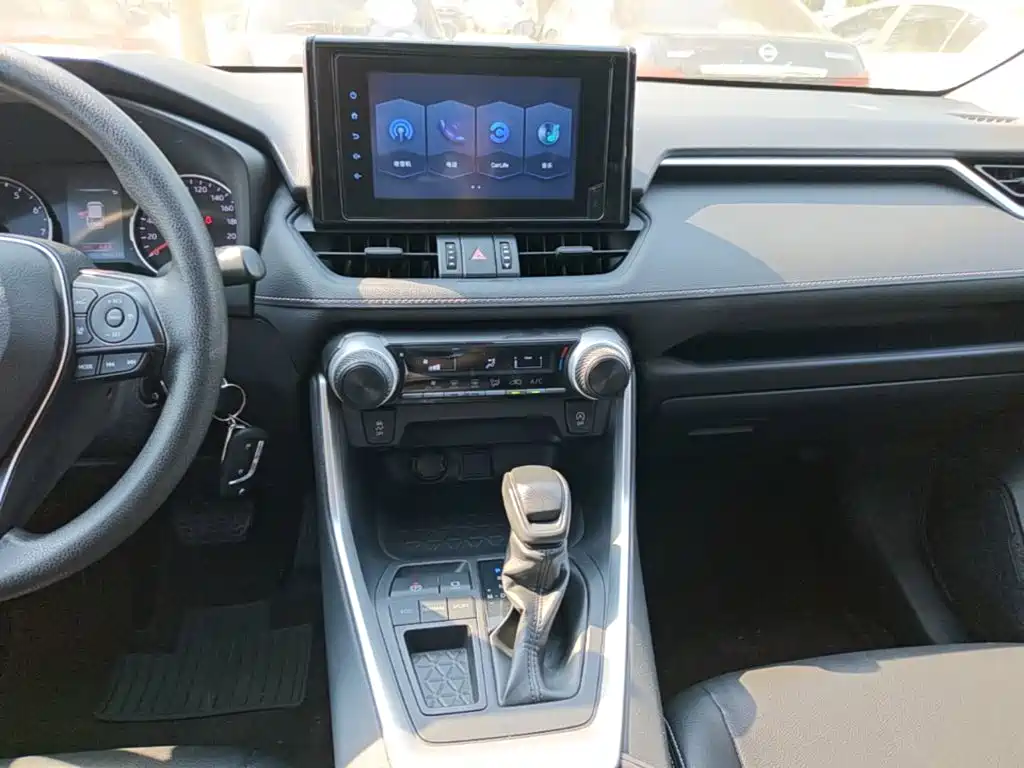 Toyota RAV4 — фото 13