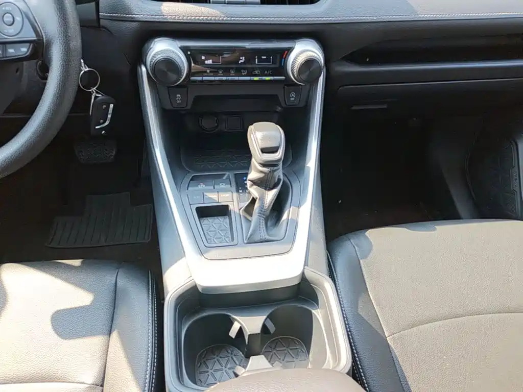 Toyota RAV4 — фото 14