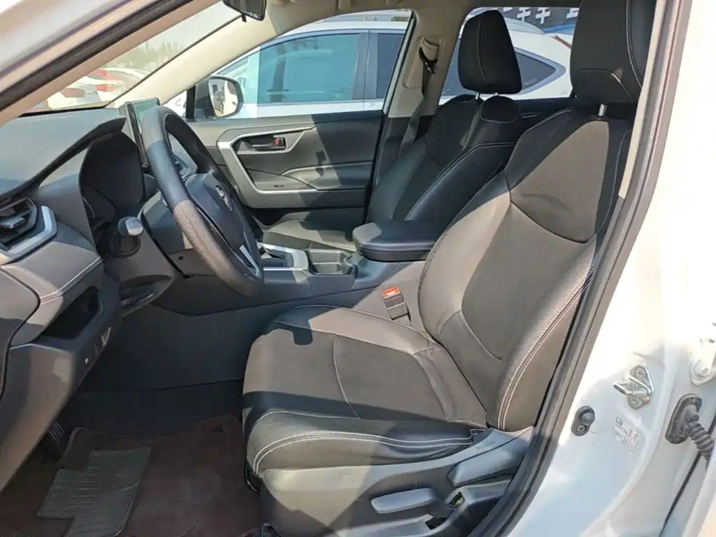 Toyota RAV4 — фото 15