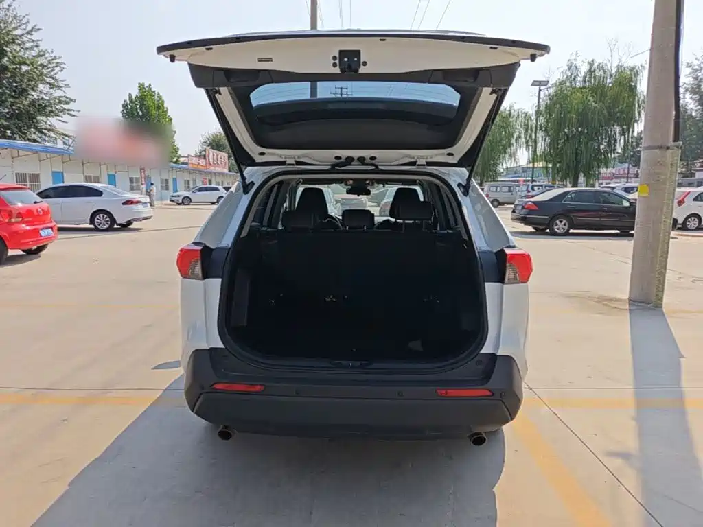 Toyota RAV4 — фото 19