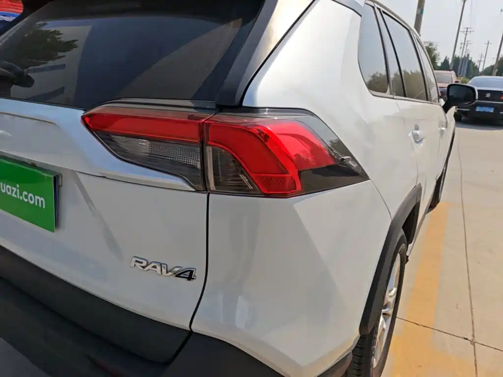 Toyota RAV4 — фото 8