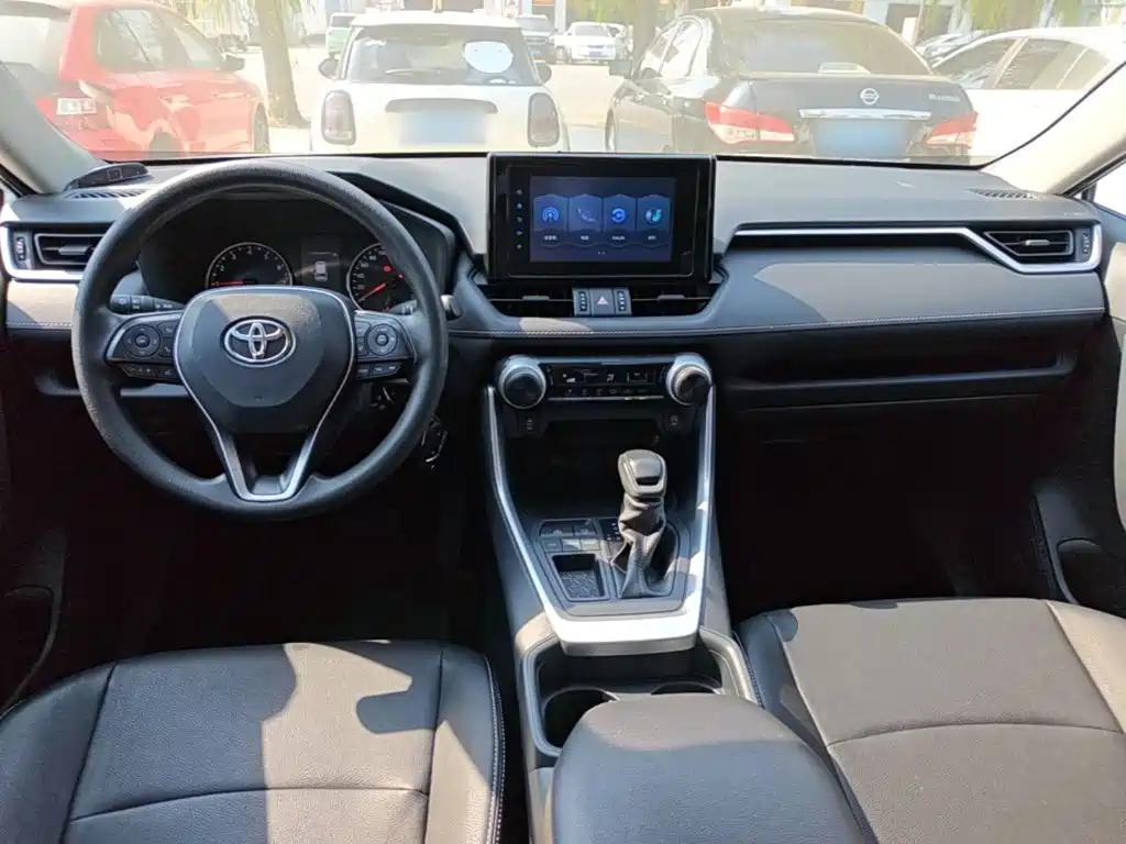 Toyota RAV4 — фото 10