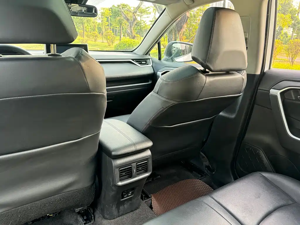 Toyota RAV4 — фото 11
