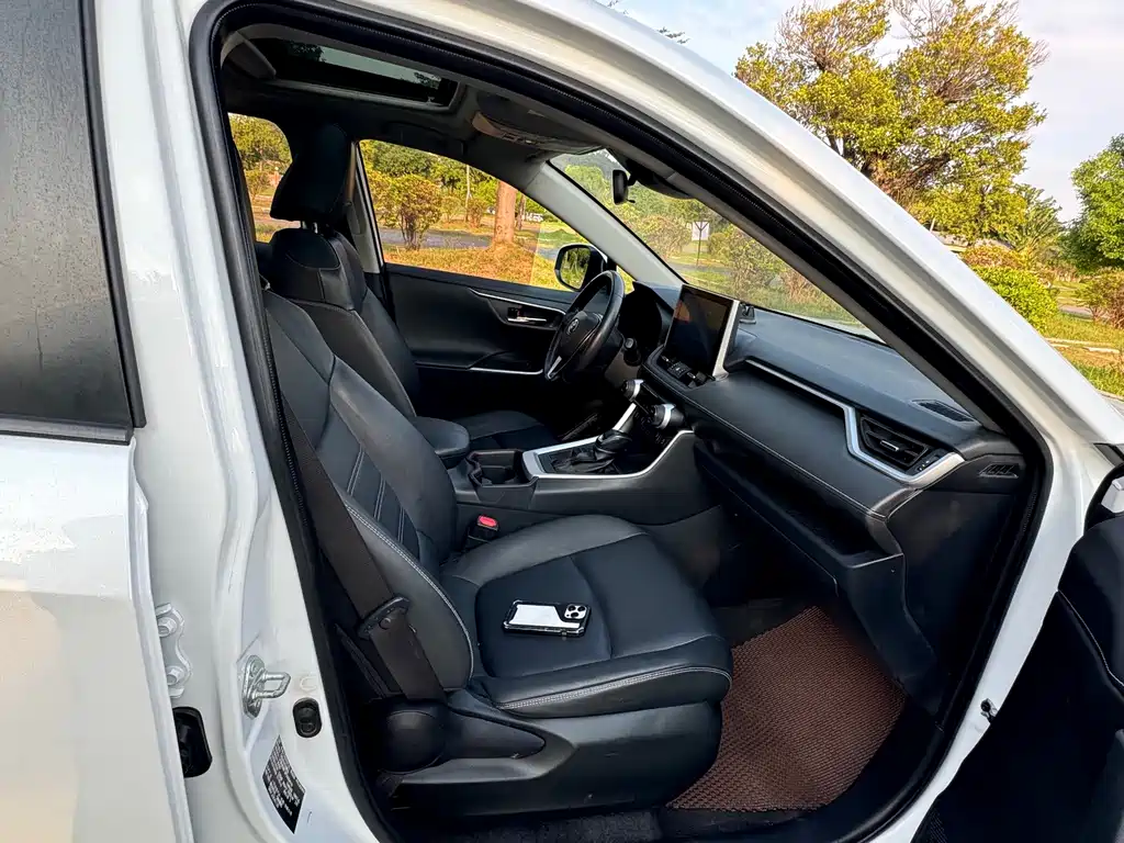 Toyota RAV4 — фото 13