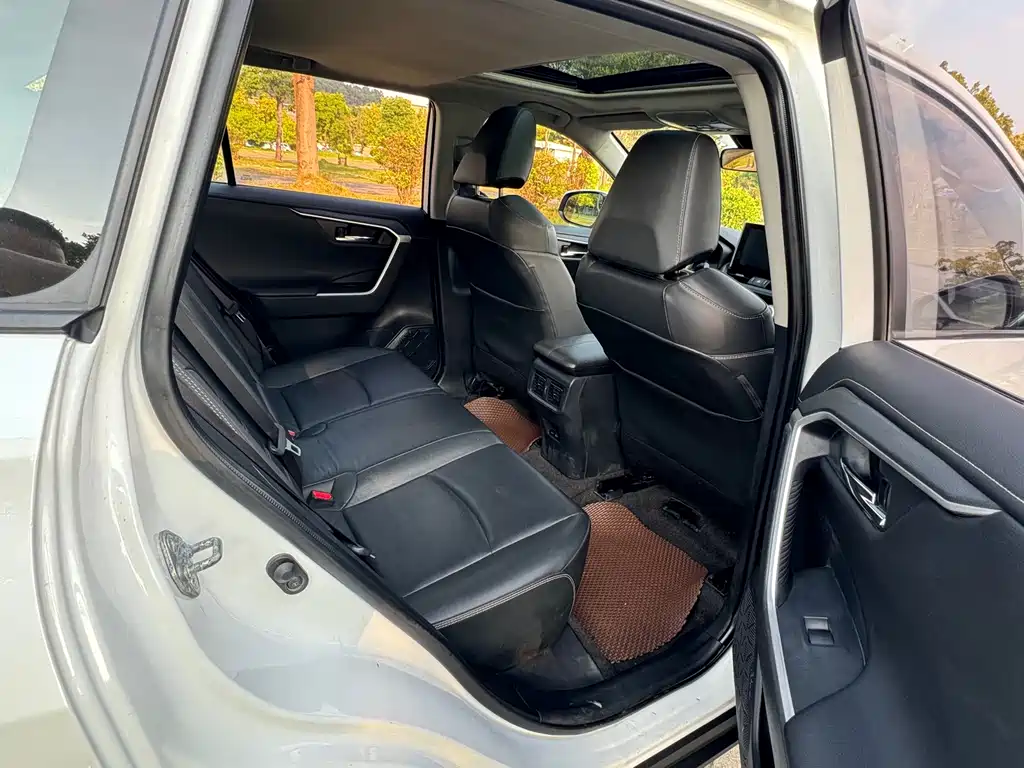 Toyota RAV4 — фото 14