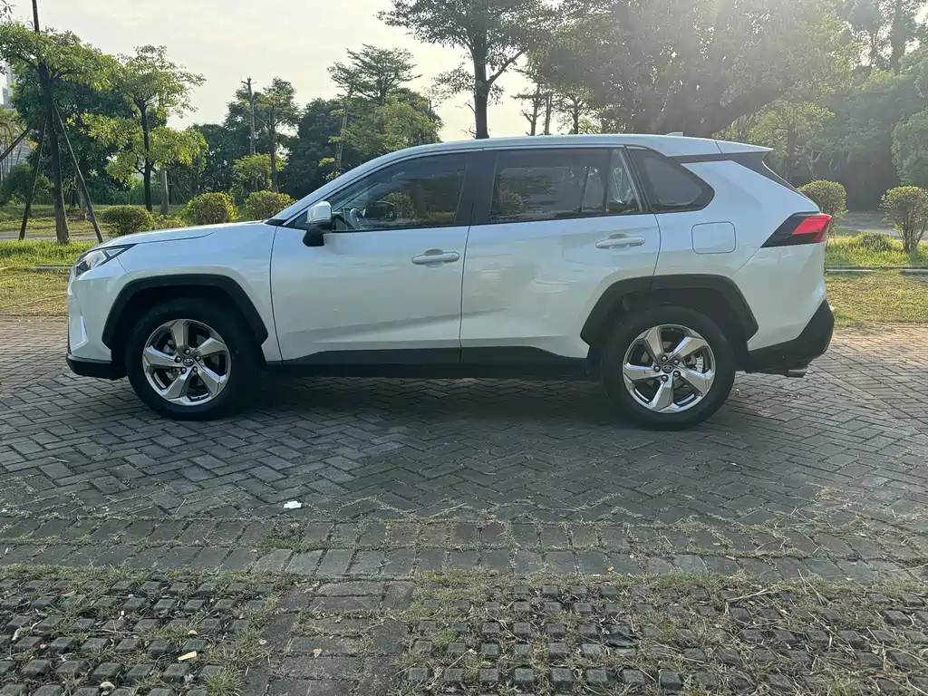 Toyota RAV4 — фото 3