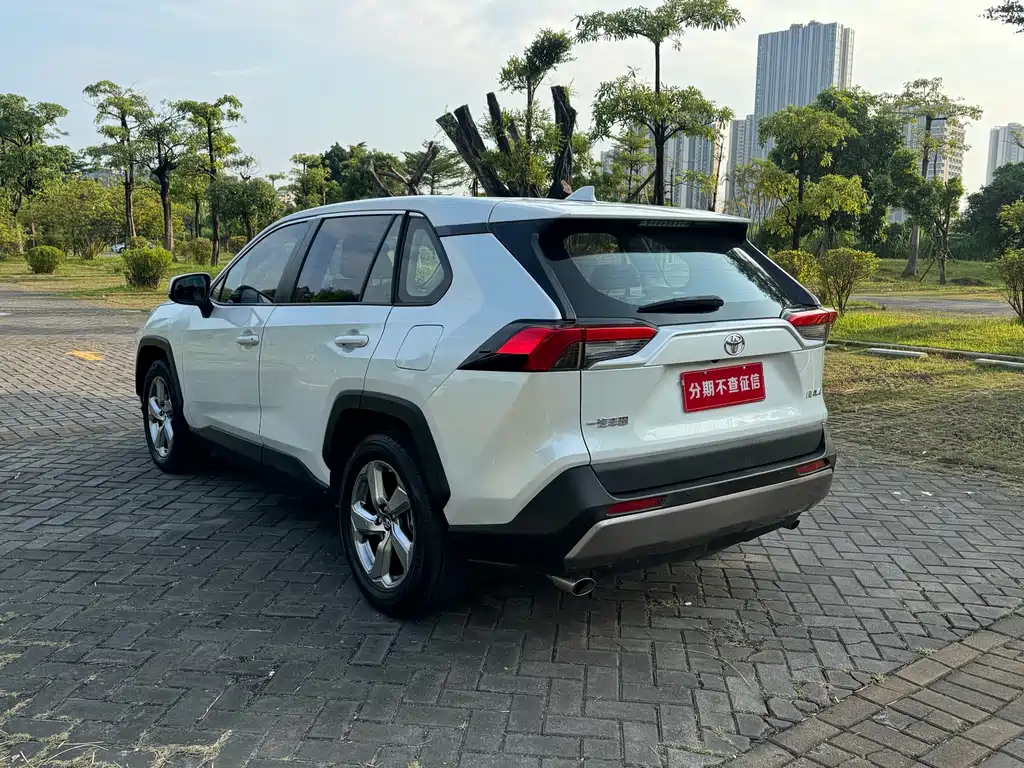 Toyota RAV4 — фото 4